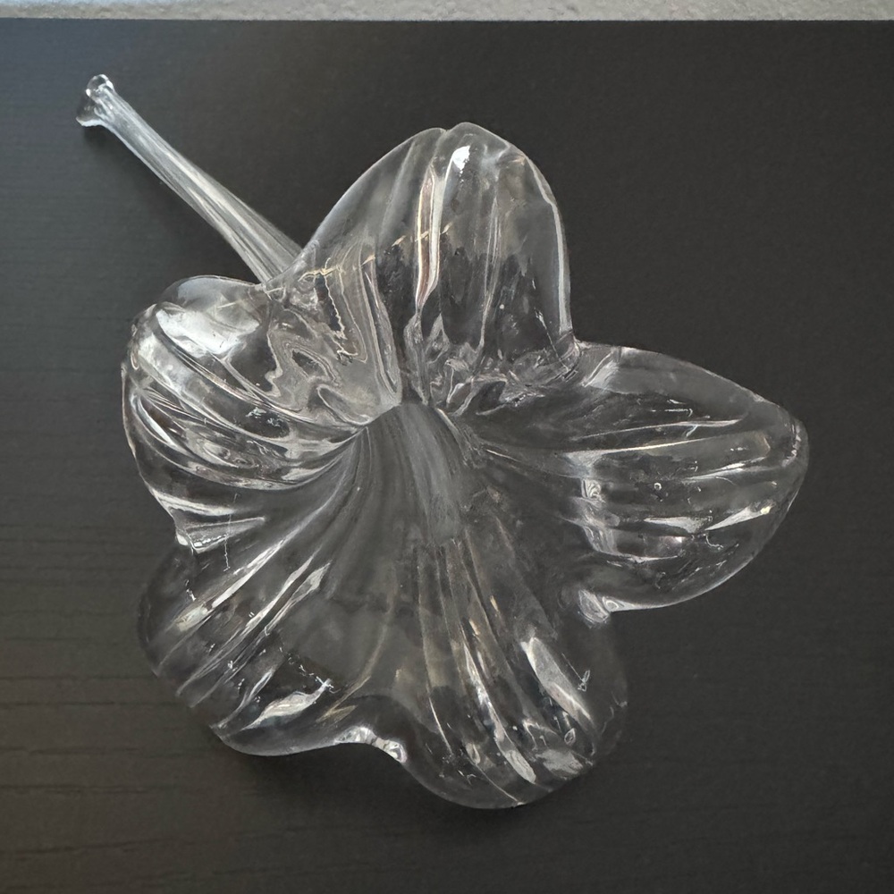 Clear Glass Lily Flower Long Stem Hand Blown.
Home decoration, paperweight.